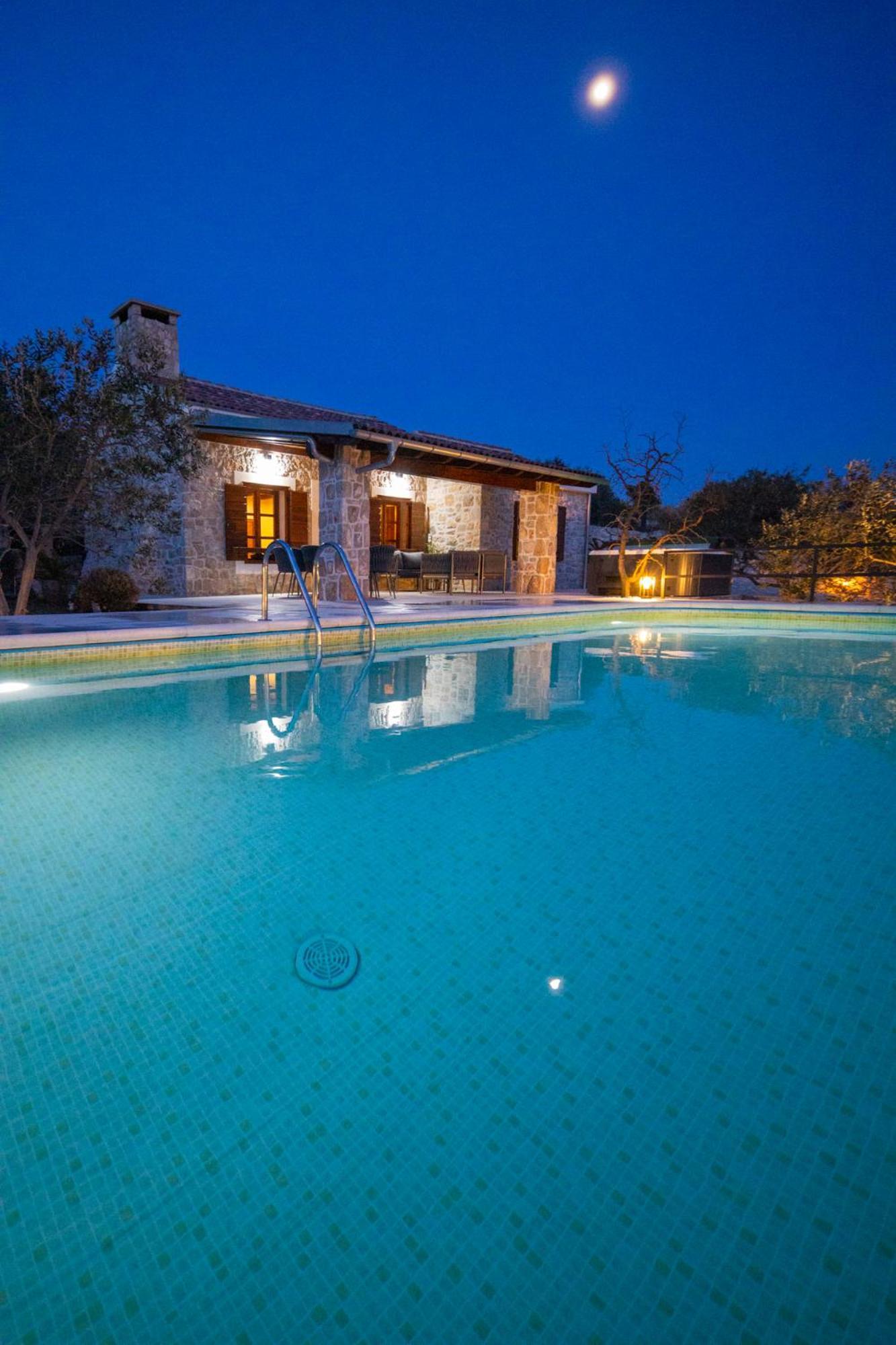 Holiday Home Svemir Drage Exterior foto